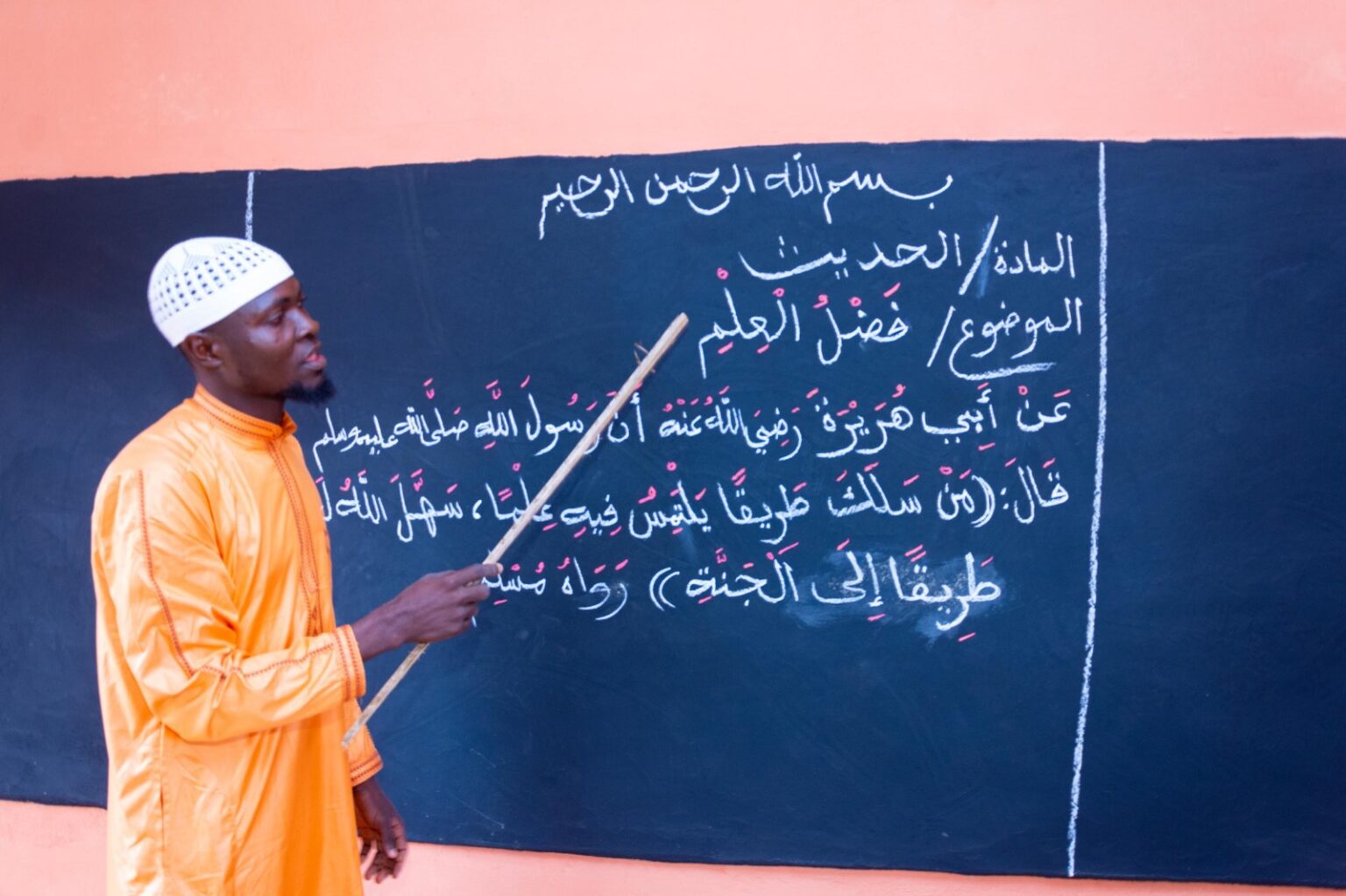ملعم يدرس الطلاب القرآن الكريم في دور تحفيظ القرآن